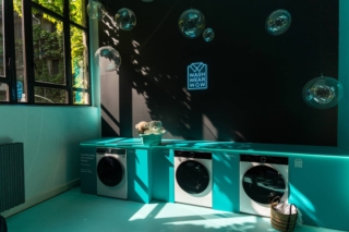 Hisense è presente con Live in Beauty, esperienza immersiva che celebra l’incontro tra design, tecnologia e bellezza: l’installazione dà vita a una casa dove ogni gesto quotidiano si trasforma in un momento di stile e innovazione.
Il palinsesto sarà ricco di attività, dagli showcooking tematici  con chef e content creator su diversi trend gastronomici (tra cui Gino Sorbillo) alle sedute di armocromia, dal wine tasting fino a esperienze legate al benessere come il morning yoga. Happy hour con dj set dalle 18:00.Le aree tematiche saranno il cuore pulsante dell’esperienza. Ogni stanza prenderà vita grazie ai device Hisense in un modo unico e sorprendente creando delle stanze interattive e immersive dove i visitatori potranno riscoprire i prodotti del brand in una veste nuova.Tra le esperienze più rilevanti:The Laundry Chic, dove le lavatrici Serie 7s e 5i – tra cui la WF7S1247BW e le versioni slim WF5i8043BWF e WD5i8043BW – diventano protagoniste di uno spazio pensato per celebrare la cura di sé attraverso estetica e tecnologia. L’oblò si trasforma in una cornice per scatti personalizzati.
The Glam Closet, dove i frigoriferi quattro porte RQ760N4IFE e Side by Side RS840N4WCE si rivelano in una veste fashion, eleganti come armadi da boutique.
The Cool Zone, con il condizionatore Energy Pro X in una stanza che evoca purezza, freschezza e leggerezza.
A Beautiful Journey e Starry Night, dove il Laser TV PL2 e il proiettore C2 PRO danno vita a scenari immersivi: un volo tra le nuvole e un cinema sotto le stelle.
The Hot Spot, dedicato al mondo cucina, con i forni pizza BI350XPZ e BI350BGPZ in un ambiente che ricrea il calore del forno stesso grazie a luci LED rosse.Inoltre, il palinsesto della settimana sarà ricco di attività, dagli showcooking tematici alle sedute di armocromia, dal wine tasting fino a esperienze legate al benessere come il morning yoga. Ogni giorno si alterneranno appuntamenti aperti al pubblico, con la presenza di ospiti speciali e format dedicati alle ultime tendenze in cucina e lifestyle.
www.hisense.com - Location Officina 14, dal 7 al 13 aprile, Via Tortona 14. Hisense è presente con Live in Beauty, esperienza immersiva che celebra l’incontro tra design, tecnologia e bellezza: l’installazione dà vita a una casa dove ogni gesto quotidiano si trasforma in un momento di stile e innovazione.
Il palinsesto sarà ricco di attività, dagli showcooking tematici  con chef e content creator su diversi trend gastronomici (tra cui Gino Sorbillo) alle sedute di armocromia, dal wine tasting fino a esperienze legate al benessere come il morning yoga. Happy hour con dj set dalle 18:00.Le aree tematiche saranno il cuore pulsante dell’esperienza. Ogni stanza prenderà vita grazie ai device Hisense in un modo unico e sorprendente creando delle stanze interattive e immersive dove i visitatori potranno riscoprire i prodotti del brand in una veste nuova.Tra le esperienze più rilevanti:The Laundry Chic, dove le lavatrici Serie 7s e 5i – tra cui la WF7S1247BW e le versioni slim WF5i8043BWF e WD5i8043BW – diventano protagoniste di uno spazio pensato per celebrare la cura di sé attraverso estetica e tecnologia. L’oblò si trasforma in una cornice per scatti personalizzati.
The Glam Closet, dove i frigoriferi quattro porte RQ760N4IFE e Side by Side RS840N4WCE si rivelano in una veste fashion, eleganti come armadi da boutique.
The Cool Zone, con il condizionatore Energy Pro X in una stanza che evoca purezza, freschezza e leggerezza.
A Beautiful Journey e Starry Night, dove il Laser TV PL2 e il proiettore C2 PRO danno vita a scenari immersivi: un volo tra le nuvole e un cinema sotto le stelle.
The Hot Spot, dedicato al mondo cucina, con i forni pizza BI350XPZ e BI350BGPZ in un ambiente che ricrea il calore del forno stesso grazie a luci LED rosse.Inoltre, il palinsesto della settimana sarà ricco di attività, dagli showcooking tematici alle sedute di armocromia, dal wine tasting fino a esperienze legate al benessere come il morning yoga. Ogni giorno si alterneranno appuntamenti aperti al pubblico, con la presenza di ospiti speciali e format dedicati alle ultime tendenze in cucina e lifestyle.
www.hisense.com - Location Officina 14, dal 7 al 13 aprile, Via Tortona 14.