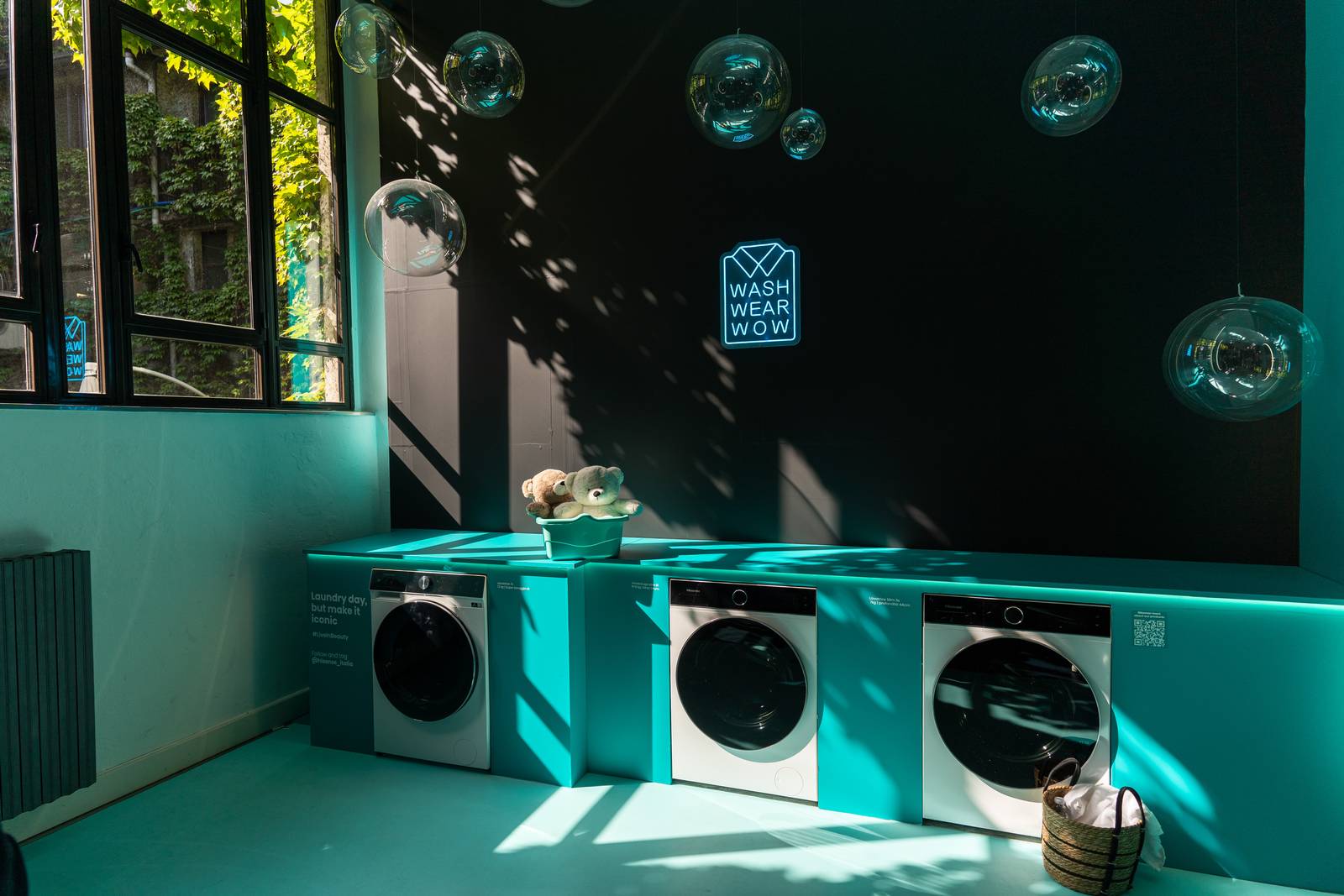 Hisense è presente con Live in Beauty, esperienza immersiva che celebra l’incontro tra design, tecnologia e bellezza: l’installazione dà vita a una casa dove ogni gesto quotidiano si trasforma in un momento di stile e innovazione.
Il palinsesto sarà ricco di attività, dagli showcooking tematici  con chef e content creator su diversi trend gastronomici (tra cui Gino Sorbillo) alle sedute di armocromia, dal wine tasting fino a esperienze legate al benessere come il morning yoga. Happy hour con dj set dalle 18:00.Le aree tematiche saranno il cuore pulsante dell’esperienza. Ogni stanza prenderà vita grazie ai device Hisense in un modo unico e sorprendente creando delle stanze interattive e immersive dove i visitatori potranno riscoprire i prodotti del brand in una veste nuova.Tra le esperienze più rilevanti:The Laundry Chic, dove le lavatrici Serie 7s e 5i – tra cui la WF7S1247BW e le versioni slim WF5i8043BWF e WD5i8043BW – diventano protagoniste di uno spazio pensato per celebrare la cura di sé attraverso estetica e tecnologia. L’oblò si trasforma in una cornice per scatti personalizzati.
The Glam Closet, dove i frigoriferi quattro porte RQ760N4IFE e Side by Side RS840N4WCE si rivelano in una veste fashion, eleganti come armadi da boutique.
The Cool Zone, con il condizionatore Energy Pro X in una stanza che evoca purezza, freschezza e leggerezza.
A Beautiful Journey e Starry Night, dove il Laser TV PL2 e il proiettore C2 PRO danno vita a scenari immersivi: un volo tra le nuvole e un cinema sotto le stelle.
The Hot Spot, dedicato al mondo cucina, con i forni pizza BI350XPZ e BI350BGPZ in un ambiente che ricrea il calore del forno stesso grazie a luci LED rosse.Inoltre, il palinsesto della settimana sarà ricco di attività, dagli showcooking tematici alle sedute di armocromia, dal wine tasting fino a esperienze legate al benessere come il morning yoga. Ogni giorno si alterneranno appuntamenti aperti al pubblico, con la presenza di ospiti speciali e format dedicati alle ultime tendenze in cucina e lifestyle.
www.hisense.com - Location Officina 14, dal 7 al 13 aprile, Via Tortona 14. Hisense è presente con Live in Beauty, esperienza immersiva che celebra l’incontro tra design, tecnologia e bellezza: l’installazione dà vita a una casa dove ogni gesto quotidiano si trasforma in un momento di stile e innovazione.
Il palinsesto sarà ricco di attività, dagli showcooking tematici  con chef e content creator su diversi trend gastronomici (tra cui Gino Sorbillo) alle sedute di armocromia, dal wine tasting fino a esperienze legate al benessere come il morning yoga. Happy hour con dj set dalle 18:00.Le aree tematiche saranno il cuore pulsante dell’esperienza. Ogni stanza prenderà vita grazie ai device Hisense in un modo unico e sorprendente creando delle stanze interattive e immersive dove i visitatori potranno riscoprire i prodotti del brand in una veste nuova.Tra le esperienze più rilevanti:The Laundry Chic, dove le lavatrici Serie 7s e 5i – tra cui la WF7S1247BW e le versioni slim WF5i8043BWF e WD5i8043BW – diventano protagoniste di uno spazio pensato per celebrare la cura di sé attraverso estetica e tecnologia. L’oblò si trasforma in una cornice per scatti personalizzati.
The Glam Closet, dove i frigoriferi quattro porte RQ760N4IFE e Side by Side RS840N4WCE si rivelano in una veste fashion, eleganti come armadi da boutique.
The Cool Zone, con il condizionatore Energy Pro X in una stanza che evoca purezza, freschezza e leggerezza.
A Beautiful Journey e Starry Night, dove il Laser TV PL2 e il proiettore C2 PRO danno vita a scenari immersivi: un volo tra le nuvole e un cinema sotto le stelle.
The Hot Spot, dedicato al mondo cucina, con i forni pizza BI350XPZ e BI350BGPZ in un ambiente che ricrea il calore del forno stesso grazie a luci LED rosse.Inoltre, il palinsesto della settimana sarà ricco di attività, dagli showcooking tematici alle sedute di armocromia, dal wine tasting fino a esperienze legate al benessere come il morning yoga. Ogni giorno si alterneranno appuntamenti aperti al pubblico, con la presenza di ospiti speciali e format dedicati alle ultime tendenze in cucina e lifestyle.
www.hisense.com - Location Officina 14, dal 7 al 13 aprile, Via Tortona 14.