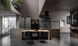 Lab13 di Aran Cucine accoglie gli ospiti con un'isola centrale composta da due blocchi: uno squadrato dedicato all’area lavaggio con un lavello a vasca integrato al top in Gres Barro Satin, e l’altro - delle stesse dimensioni - predisposto come zona cottura con piano a induzione. La linearità dei due monoblocchi si interrompe nell’incontro con lo snack in legno, posizionato al centro ma leggermente più in basso. Questo elemento accentua l’aspetto industriale della cucina, che viene bilanciato da una finitura in grado di renderlo liscio al tatto e facile da pulire. Il prezzo parte da 605 euro Iva esclusa per un modulo base da 60 cm. Lab13 di Aran Cucine accoglie gli ospiti con un'isola centrale composta da due blocchi: uno squadrato dedicato all’area lavaggio con un lavello a vasca integrato al top in Gres Barro Satin, e l’altro - delle stesse dimensioni - predisposto come zona cottura con piano a induzione. La linearità dei due monoblocchi si interrompe nell’incontro con lo snack in legno, posizionato al centro ma leggermente più in basso. Questo elemento accentua l’aspetto industriale della cucina, che viene bilanciato da una finitura in grado di renderlo liscio al tatto e facile da pulire. Il prezzo parte da 605 euro Iva esclusa per un modulo base da 60 cm.