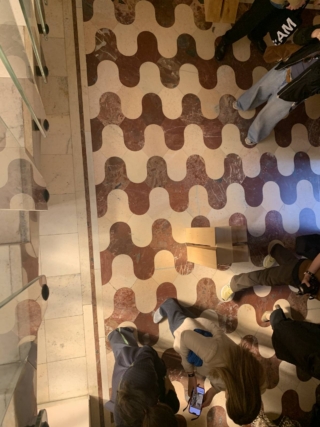 Uno dei bellissimi pavimenti di villa Borsani per il Fuorisalone 2025 di Alcova a Varedo Uno dei bellissimi pavimenti di villa Borsani per il Fuorisalone 2025 di Alcova a Varedo