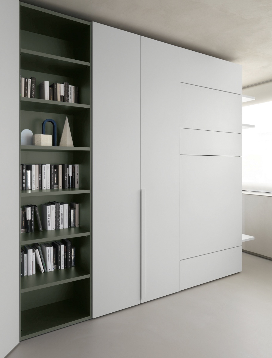 SM2514 SpaceMakers Young di Zalf nasconde un letto nell'armadio battente anta Plana con maniglia Inclina bianco talco e interni sesamo. Il sistema comprende modulo angolo spogliatoio, modulo letto a ribalta, terminale sagomato con appendino bianco talco e libreria di collegamento ottanio. Modulo letto a ribalta è disponibile in tre misure: L 100,5 (rete L 90x200), L130,5 (rete L.120x200) e L170,5 (rete L.160x200) e in due altezze: 222,4 o 259,2 cm. www.zalf.com