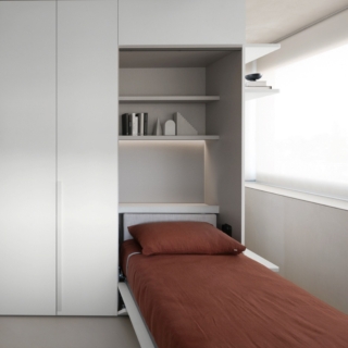 SM2514 SpaceMakers Young di Zalf nasconde un letto nell'armadio battente anta Plana con maniglia Inclina bianco talco e interni sesamo. Il sistema comprende modulo angolo spogliatoio, modulo letto a ribalta, terminale sagomato con appendino bianco talco e libreria di collegamento ottanio. Modulo letto a ribalta è disponibile in tre misure: L 100,5 (rete L 90x200), L130,5 (rete L.120x200) e L170,5 (rete L.160x200) e in due altezze: 222,4 o 259,2 cm. www.zalf.com
