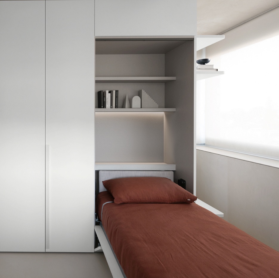 SM2514 SpaceMakers Young di Zalf nasconde un letto nell'armadio battente anta Plana con maniglia Inclina bianco talco e interni sesamo. Il sistema comprende modulo angolo spogliatoio, modulo letto a ribalta, terminale sagomato con appendino bianco talco e libreria di collegamento ottanio. Modulo letto a ribalta è disponibile in tre misure: L 100,5 (rete L 90x200), L130,5 (rete L.120x200) e L170,5 (rete L.160x200) e in due altezze: 222,4 o 259,2 cm. www.zalf.com