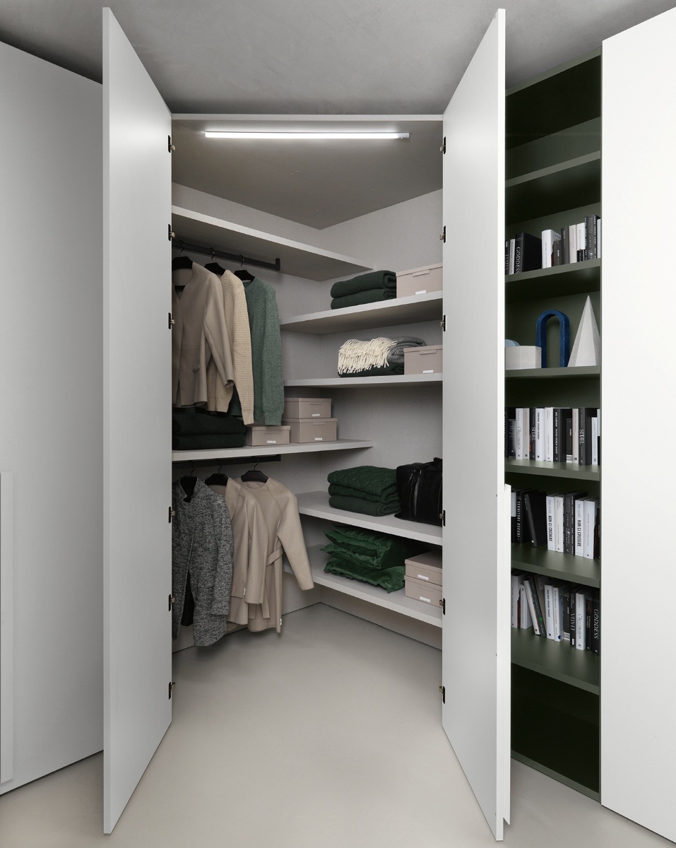 SM2514 SpaceMakers Young di Zalf nasconde un letto nell'armadio battente anta Plana con maniglia Inclina bianco talco e interni sesamo. Il sistema comprende modulo angolo spogliatoio, modulo letto a ribalta, terminale sagomato con appendino bianco talco e libreria di collegamento ottanio. Modulo letto a ribalta è disponibile in tre misure: L 100,5 (rete L 90x200), L130,5 (rete L.120x200) e L170,5 (rete L.160x200) e in due altezze: 222,4 o 259,2 cm. www.zalf.com