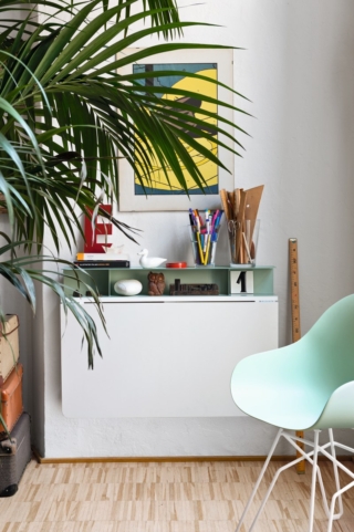 CB08-A Quadro è il tavolo pieghevole di Connubia con mensola in metallo. Si fissa al muro ed è ideale per chi dispone di spazi ridotti: da chiuso misura infatti solo 14 cm di profondità, mentre aperto diventa un pratico tavolo. Il tavolo salvaspazio è realizzato interamente in nobilitato bianco ottico opaco. Il carico massimo applicabile, uniformemente distribuito sul piano, è di 30 kg. Il tavolo è completo di mensola in metallo verniciato, disponibile in vari colori. Massimo ingombro: 90 x 60 cm. Prezzo 274 euro. In vendita su www.sediarreda.com