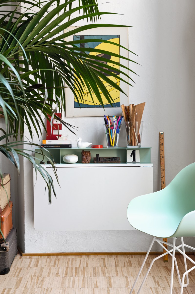 CB08-A Quadro è il tavolo pieghevole di Connubia con mensola in metallo. Si fissa al muro ed è ideale per chi dispone di spazi ridotti: da chiuso misura infatti solo 14 cm di profondità, mentre aperto diventa un pratico tavolo. Il tavolo salvaspazio è realizzato interamente in nobilitato bianco ottico opaco. Il carico massimo applicabile, uniformemente distribuito sul piano, è di 30 kg. Il tavolo è completo di mensola in metallo verniciato, disponibile in vari colori. Massimo ingombro: 90 x 60 cm. Prezzo 274 euro. In vendita su www.sediarreda.com