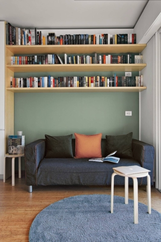 Il divano trova posto in una nicchia: la parte superiore della parete è valorizzata da mensole per i libri che qui assumono anche una connotazione decorativa. Foto Adriano Pecchio. Progetto Tommaso Giunchi. Il divano trova posto in una nicchia: la parte superiore della parete è valorizzata da mensole per i libri che qui assumono anche una connotazione decorativa. Foto Adriano Pecchio. Progetto Tommaso Giunchi.