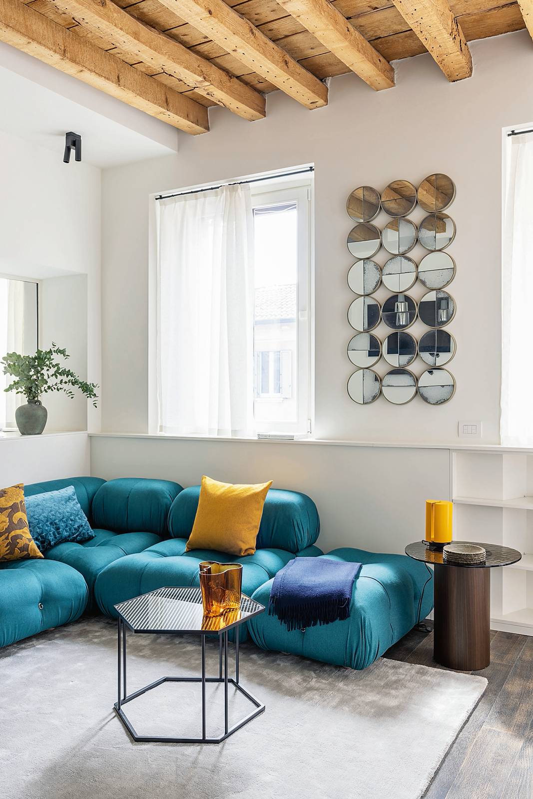 La zona conversazione si sviluppa sfruttando l’angolo e il sottofinestra con un divano componibile che offre flessibilità nell'adattare la disposizione degli elementi in base alle esigenze. Foto di Cristina Galliena Bohman. La zona conversazione si sviluppa sfruttando l’angolo e il sottofinestra con un divano componibile che offre flessibilità nell'adattare la disposizione degli elementi in base alle esigenze. Foto di Cristina Galliena Bohman.