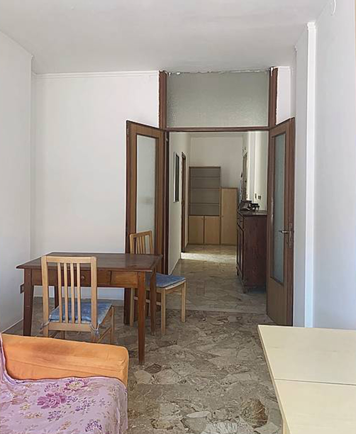 PRIMA: il soggiorno era una stanza indipendente separata dall'atrio da una porta a doppio battente che è stata eliminata, come la parete laterale. Il pavimento era in palladiana grigia.