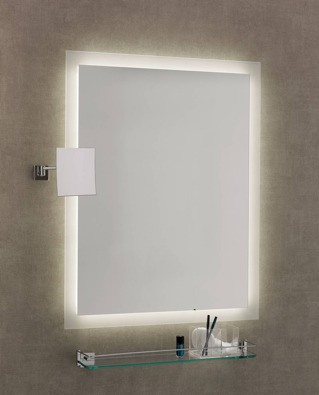 Specchio con cornice sabbiata e luce led perimetrale con specchio ingranditore e mensola abbinata su misura. Misura 60 x 80 cm. Specchio con cornice sabbiata e luce led perimetrale con specchio ingranditore e mensola abbinata su misura. Misura 60 x 80 cm.
