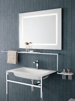 Specchio con cornice interna retroilluminata, sabbiatura personalizzabile. Misura 90 x 70 cm. Specchio con cornice interna retroilluminata, sabbiatura personalizzabile. Misura 90 x 70 cm.