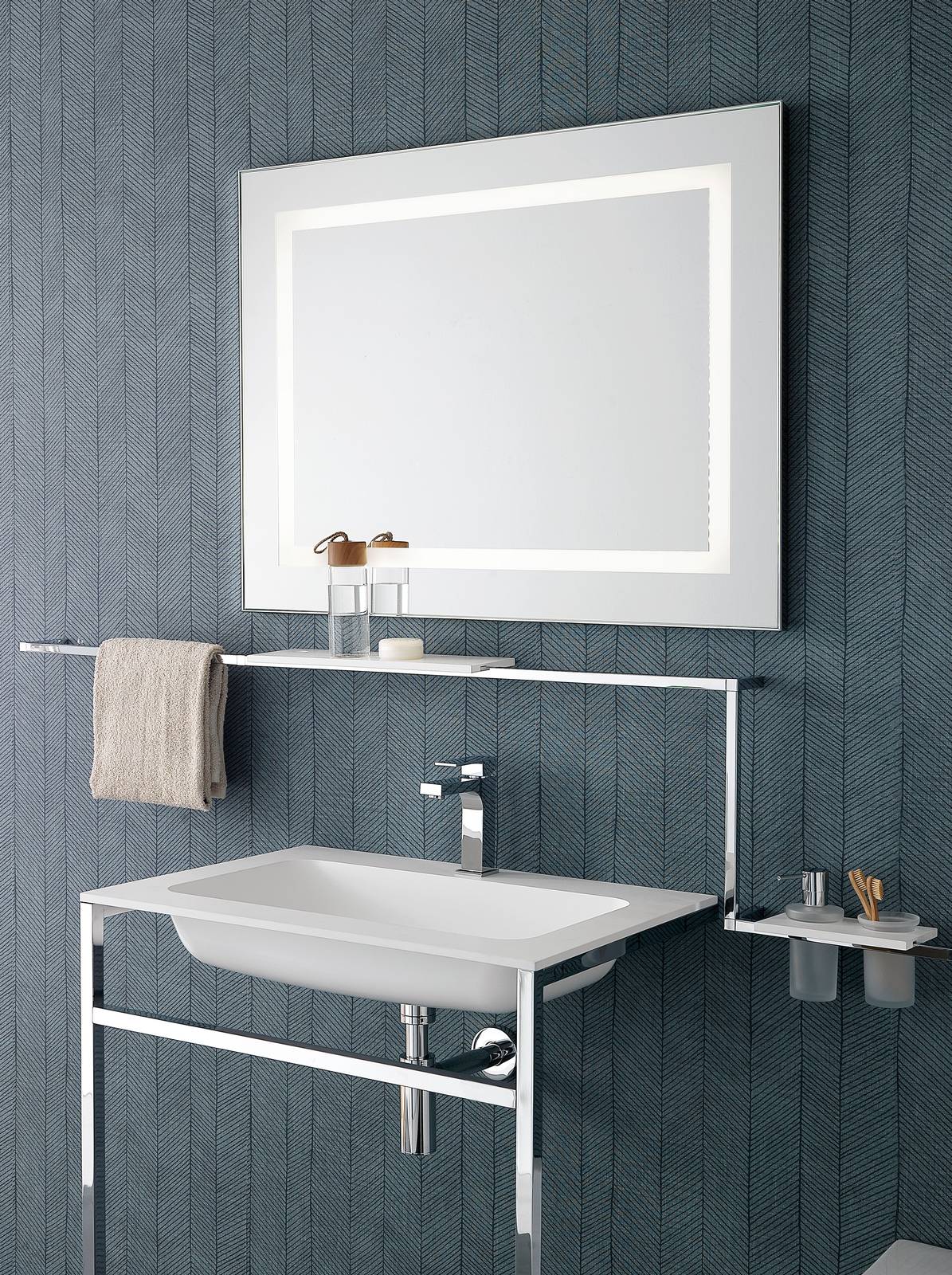 Specchio con cornice interna retroilluminata, sabbiatura personalizzabile. Misura 90 x 70 cm. Specchio con cornice interna retroilluminata, sabbiatura personalizzabile. Misura 90 x 70 cm.