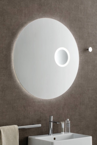 Specchio filo lucido con ingranditore integrato e retroilluminato. Misura diametro 80 cm. Specchio filo lucido con ingranditore integrato e retroilluminato. Misura diametro 80 cm.