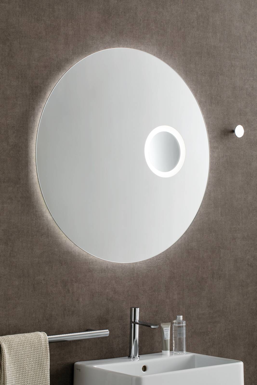 Specchio filo lucido con ingranditore integrato e retroilluminato. Misura diametro 80 cm. Specchio filo lucido con ingranditore integrato e retroilluminato. Misura diametro 80 cm.