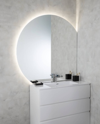 Specchio filo lucido sagomato e retroilluminato a led lungo lato curvo. Misura 95/124 x H 124 cm. Specchio filo lucido sagomato e retroilluminato a led lungo lato curvo. Misura 95/124 x H 124 cm.