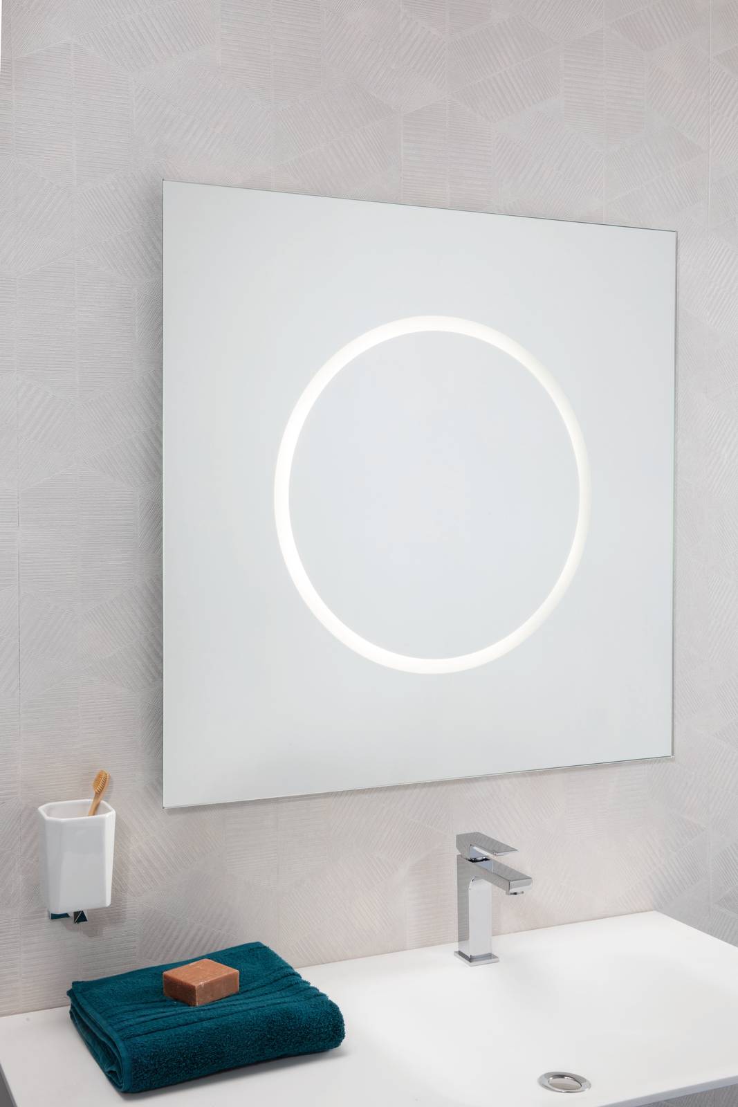 Specchio con sabbiatura retroilluminata circolare interna da 2 cm. Misura 80 x 80 cm. Specchio con sabbiatura retroilluminata circolare interna da 2 cm. Misura 80 x 80 cm.