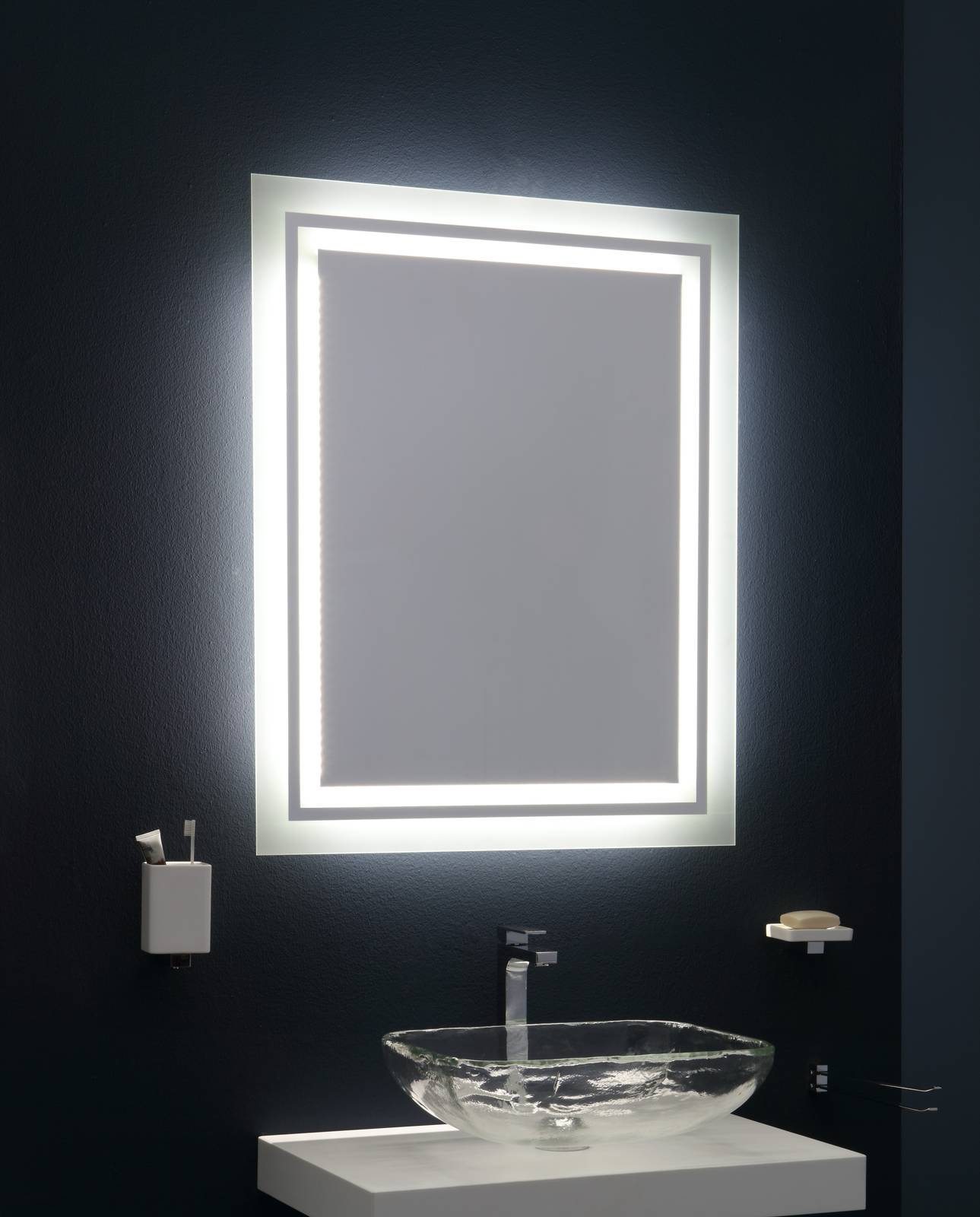 Specchio con doppia sabbiatura retroilluminata reversibile. Misura  80 x 100 cm. Specchio con doppia sabbiatura retroilluminata reversibile. Misura  80 x 100 cm.