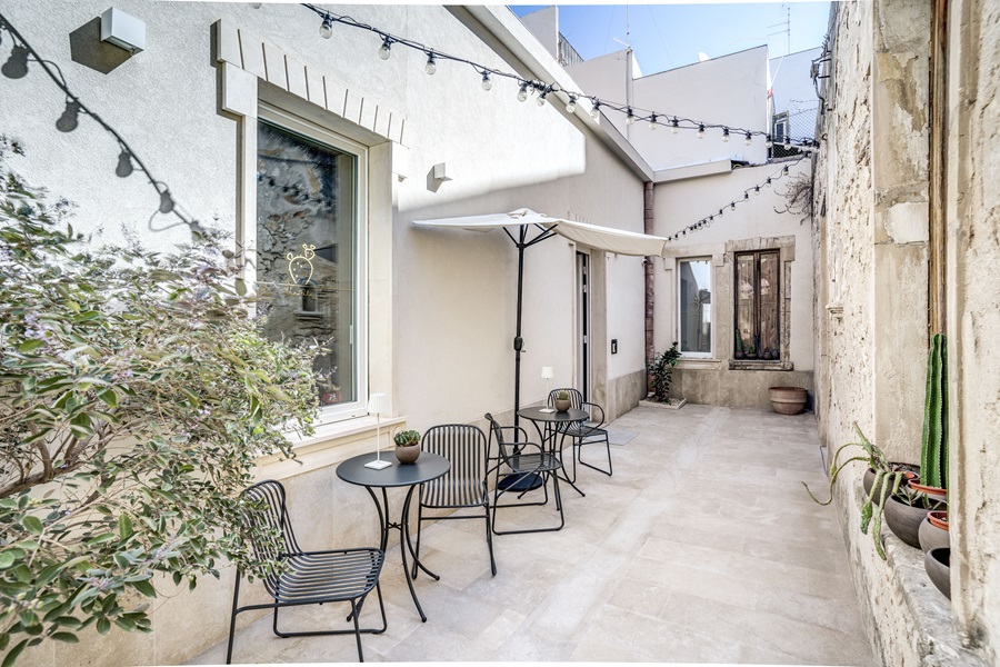 WnD serramenti in Pvc Konfortline in una casa vacanze a Siracusa, con vetrocamera di ampie dimensioni. https://finestrewnd.it/ WnD serramenti in Pvc Konfortline in una casa vacanze a Siracusa, con vetrocamera di ampie dimensioni. https://finestrewnd.it/