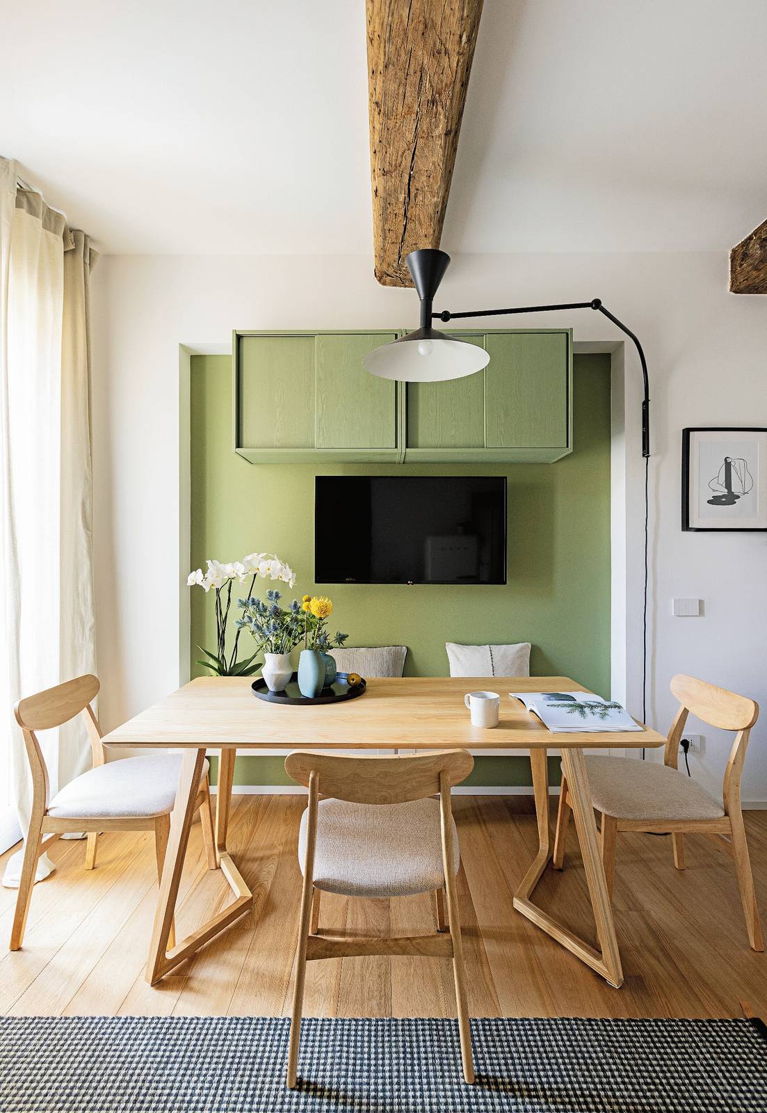 L'area dedicata al pranzo è inserita in una rientranza incorniciata da una controparete in cartongesso dipinta in verde oliva, che spicca rispetto agli altri muri bianchi. Ampio e comodo il tavolo in legno biondo, corredato di sedie e panca. La composizione è completata da un pensile smaltato nello stesso colore del muro e da un'applique orientabile. L'area dedicata al pranzo è inserita in una rientranza incorniciata da una controparete in cartongesso dipinta in verde oliva, che spicca rispetto agli altri muri bianchi. Ampio e comodo il tavolo in legno biondo, corredato di sedie e panca. La composizione è completata da un pensile smaltato nello stesso colore del muro e da un'applique orientabile.