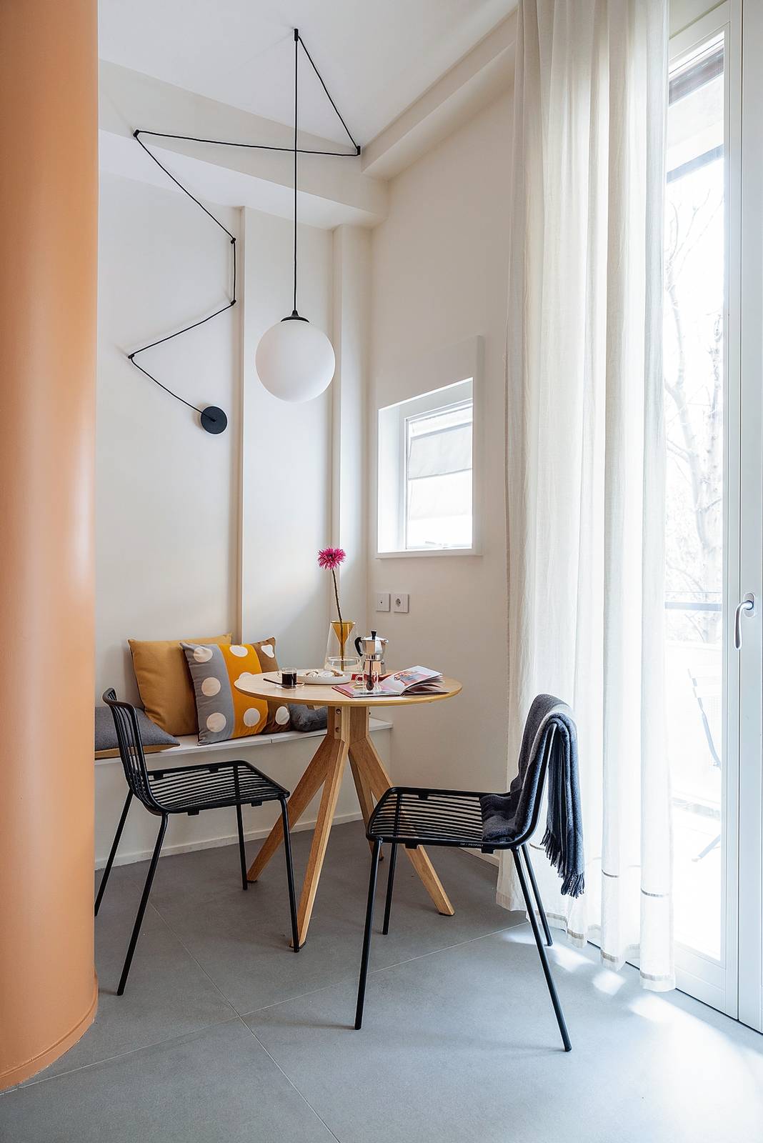 Il mini tavolo circolare è accostato a una panca attrezzata con cuscini (che include un contenitore); le sedie, dalla scocca traforata, restano visivamente leggere anche in nero. Foto di Cristina Galliena Bohman. Il mini tavolo circolare è accostato a una panca attrezzata con cuscini (che include un contenitore); le sedie, dalla scocca traforata, restano visivamente leggere anche in nero. Foto di Cristina Galliena Bohman.