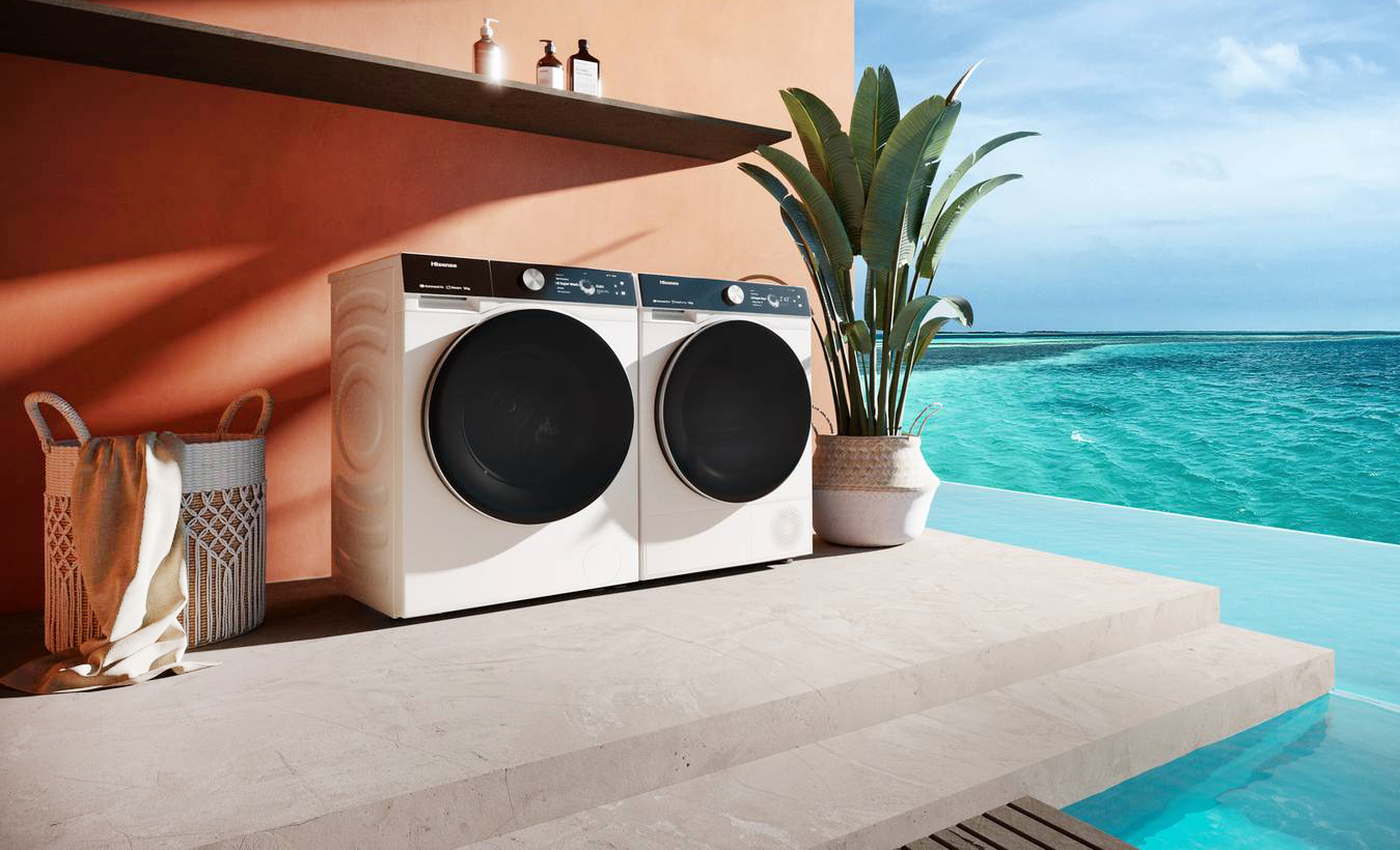 L’asciugatrice DH7S107BW di Hisense offre un'asciugatura efficiente e delicata grazie alla tecnologia AI Super Dry, al motore PowerDrive e al sistema TwinAir, che garantisce prestazioni elevate con un consumo energetico ridotto. È dotata di 17 programmi personalizzabili, sensori di umidità, funzione anti-groviglio, fase antipiega e ionizzatore IonTech per capi freschi e igienizzati, assicura risultati ottimali per ogni tipo di tessuto. Il display digitale a LED, l'illuminazione interna, l'oblò reversibile da 52 cm e la possibilità di scarico diretto della condensa (AutoDrain) ne aumentano la praticità. Ha capacità di 10 kg. È in classe energetica: A+++ che corrisponderà da luglio alla classe C. Misura L 59,9 x P 59 x H 84,5 cm. Prezzo da rivenditore. www.hisense.com