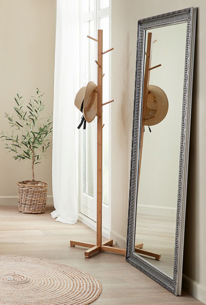 L'attaccapanni Felsted di Jysk in bambù, abbinato al grande specchio appoggiato a terra, arreda l'ingresso e lo rende funzionale e scenografico nello stesso tempo. Inoltre, può essere facilmente smontato. Misura L 50 x P 50 x H 175 cm. Prezzo 27,50 euro. https://jysk.it