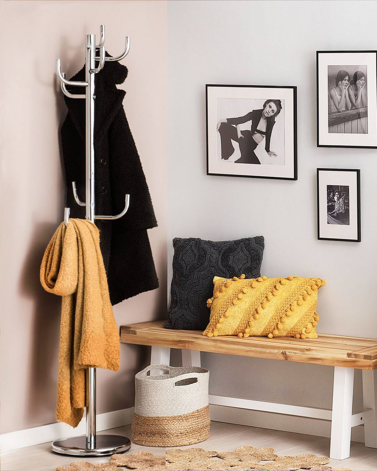 Acciaio inox lucido per l'attaccapanni Trenton di Beliani che ricorda una scultura contemporanea: trova posto nell'ingresso accanto a una panchetta con un aspetto “rustico” che dà vita ad un piacevole contrasto. Misura L 30 x P 30 x H 175 cm. Prezzo 59,99 euro. https://www.beliani.it