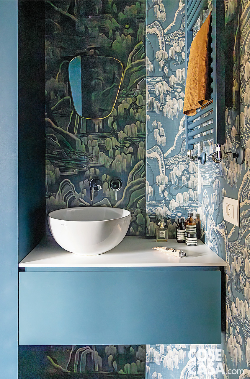 bagno azzurro e carta da parati