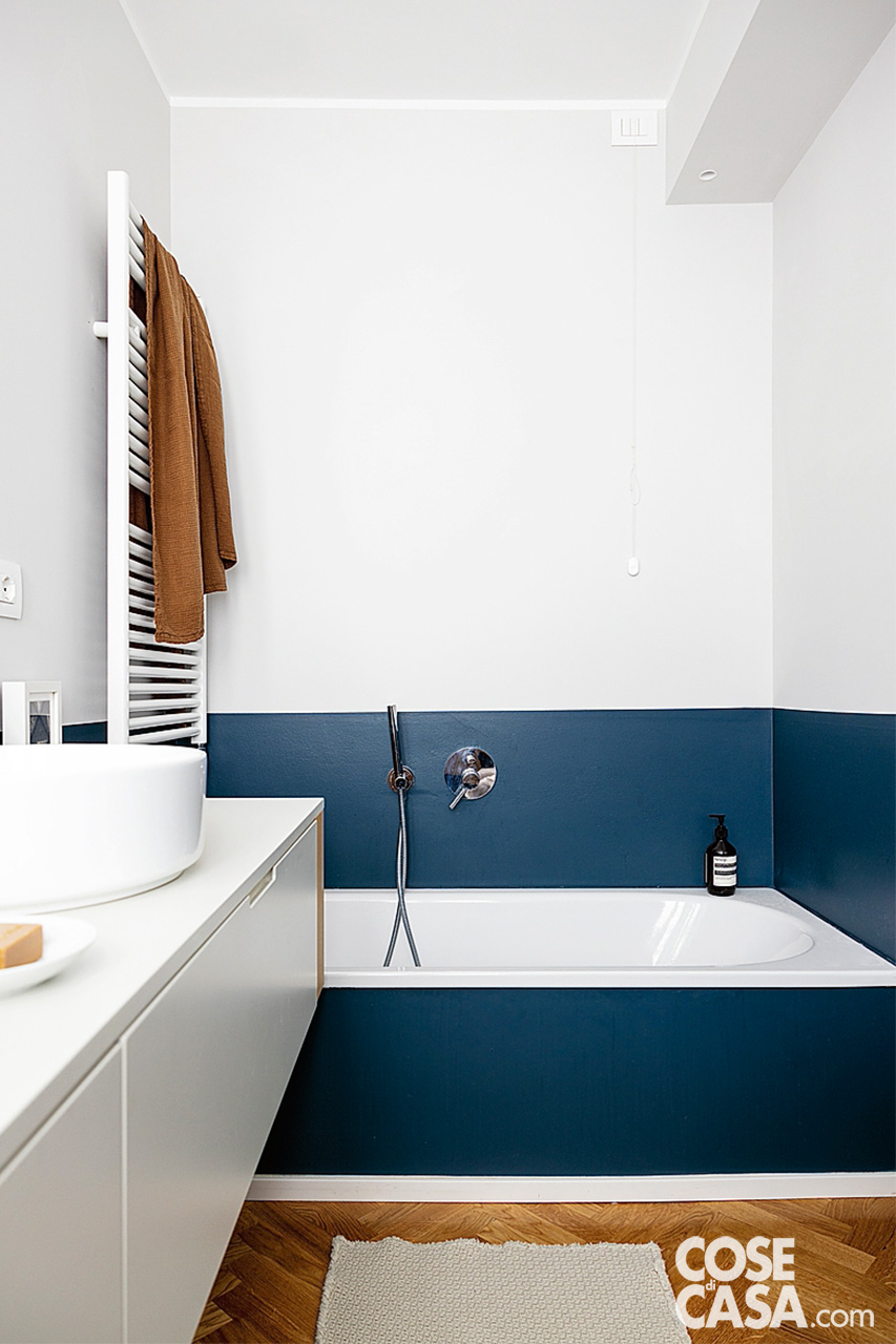 bagno blu e bianco con vasca da bagno