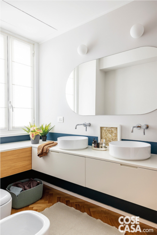 bagno blue e bianco mobile con doppio lavabo