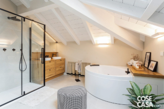 bagno con doccia e vasca angolare