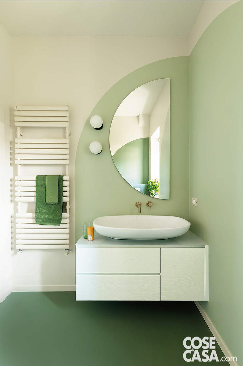 bagno con rivestimenti verdi