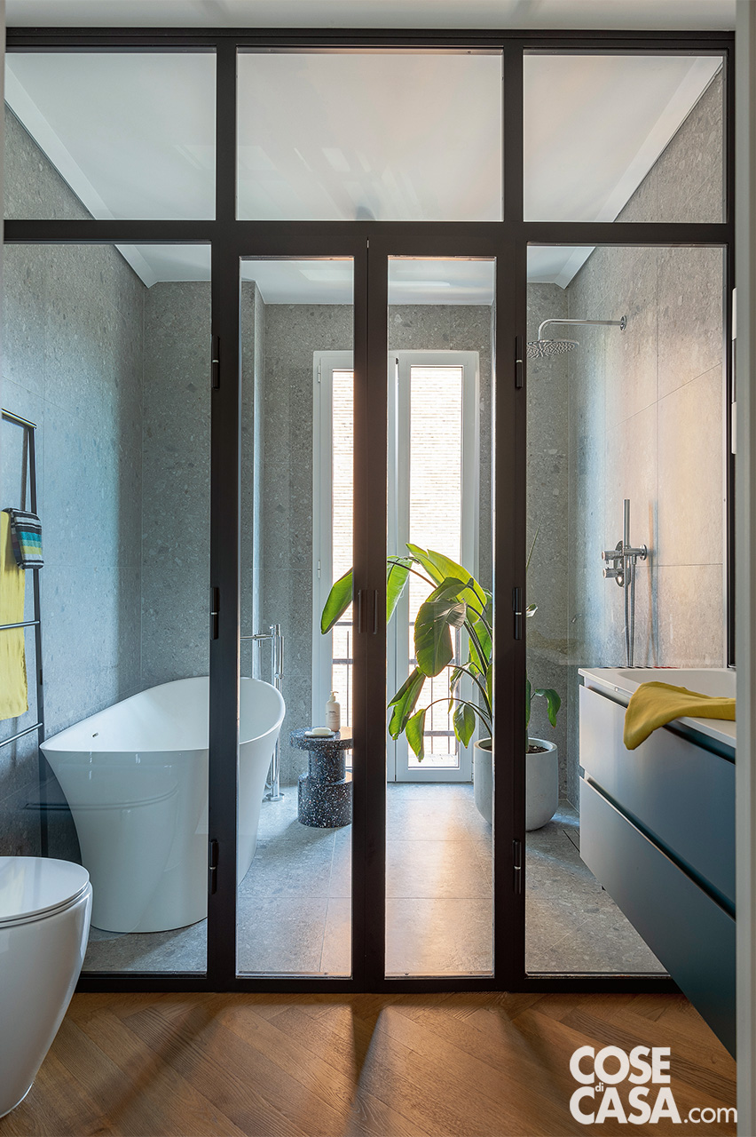 bagno con vasca e doccia bagno con vasca e doccia