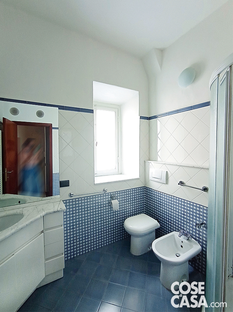 ERA COSI'
Prima il bagno era penalizzato dalla presenza di un box doccia angolare che condizionava la distribuzione degli altri elementi. Il pavimento e i rivestimenti a parete in finto mosaico erano davvero "out".