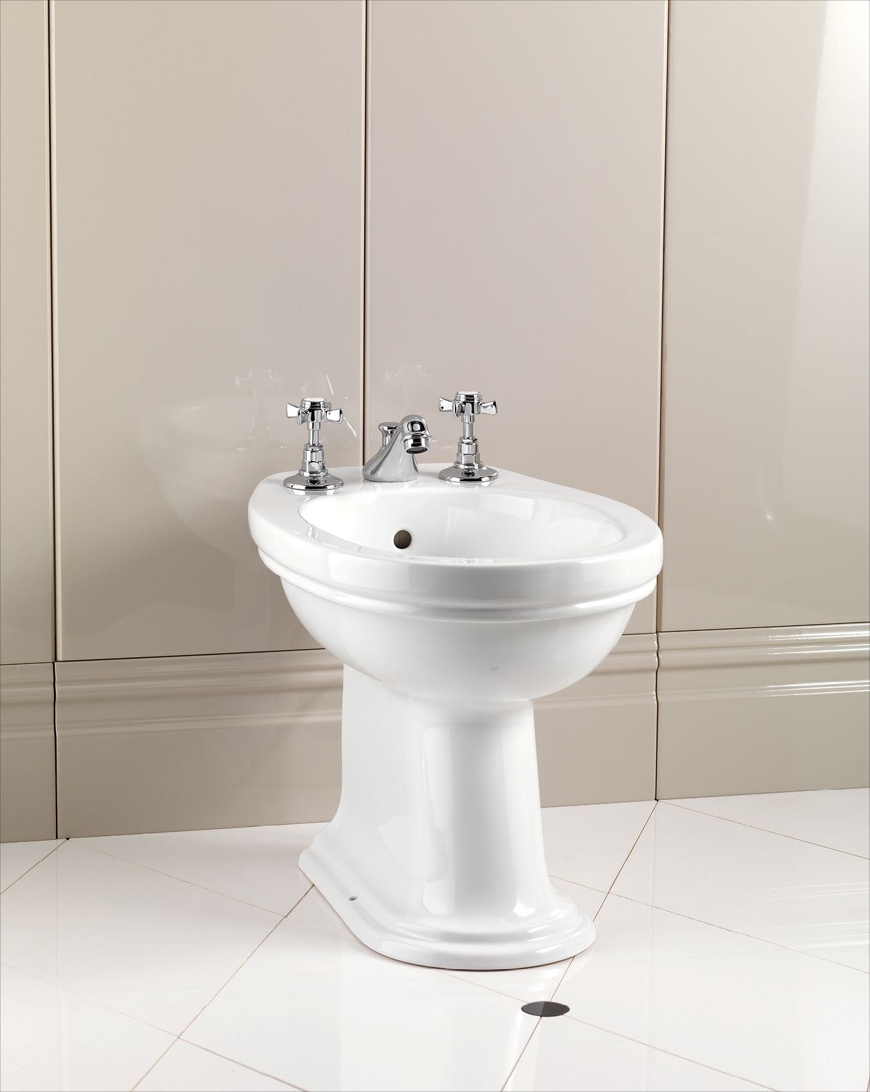 Ha linee classiche ispirate agli Anni Cinquanta il bidet Rose di Devon & Devon in fine porcellana bianca. Misura L 35 x P 53 x H 37,5 cm. Prezzo, Iva esclusa, 1.039,58 euro. www.devon-devon.com Ha linee classiche ispirate agli Anni Cinquanta il bidet Rose di Devon & Devon in fine porcellana bianca. Misura L 35 x P 53 x H 37,5 cm. Prezzo, Iva esclusa, 1.039,58 euro. www.devon-devon.com