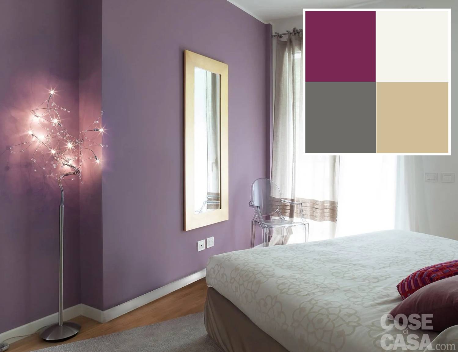 In un ambiente, anche di piccole dimensioni, tinteggiare una sola parete, o porzione di parete, in un colore diverso dalle altre, ottiene l’effetto di sottolineare funzioni, zone o profondità. In questo caso, in camera è stata utilizzata la tonalità prugna per la parete di fronte al letto aggettante perché nasconde il cavedio con gli impianti tecnici. Quando si opta per un colore intenso o scuro, meglio che la tinteggiatura venga effettuata con smalti all’acqua o pitture acriliche che, rispetto all’idropittura, mimetizzano meglio le macchie provocate dal tatto. Smalti e acrilici con finitura opaca riproducono la delicatezza di toni dell’idropittura; quelli lucidi, a parità di tinta, rendono la superficie più luminosa. Importante è preparare in modo adeguato il supporto con un primer. Foto: Cristina Fiorentini. Progetto: interior designer Tiziana Rozzi, L’arte dei tessuti – http://www.lartedeitessuti-design.it. In un ambiente, anche di piccole dimensioni, tinteggiare una sola parete, o porzione di parete, in un colore diverso dalle altre, ottiene l’effetto di sottolineare funzioni, zone o profondità. In questo caso, in camera è stata utilizzata la tonalità prugna per la parete di fronte al letto aggettante perché nasconde il cavedio con gli impianti tecnici. Quando si opta per un colore intenso o scuro, meglio che la tinteggiatura venga effettuata con smalti all’acqua o pitture acriliche che, rispetto all’idropittura, mimetizzano meglio le macchie provocate dal tatto. Smalti e acrilici con finitura opaca riproducono la delicatezza di toni dell’idropittura; quelli lucidi, a parità di tinta, rendono la superficie più luminosa. Importante è preparare in modo adeguato il supporto con un primer. Foto: Cristina Fiorentini. Progetto: interior designer Tiziana Rozzi, L’arte dei tessuti – http://www.lartedeitessuti-design.it.