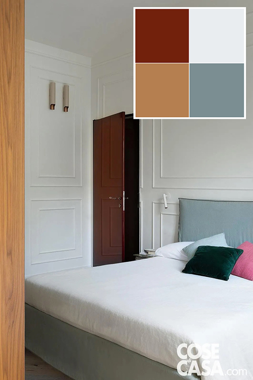 Questa camera da letto presenta una grande semplicità e omogeneità cromatica: domina infatti il bianco del soffitto, delle pareti, delle lampade e del copriletto, con leggeri accenti di colore nella testiera imbottita e nei cuscini. L'elemento evidente diventa così la porta a battente rosso granata lucido, che si inserisce perfettamente a spezzare l'uniformità e dare un tocco di colore. Foto: Barbara Corsico, styling Chiara Dal Canto. Progetto: architetti Guglielmo Stivala e Alberto Brandinali dello studio B+S architetti associati, Torino. http://www.bipiuesse.it.