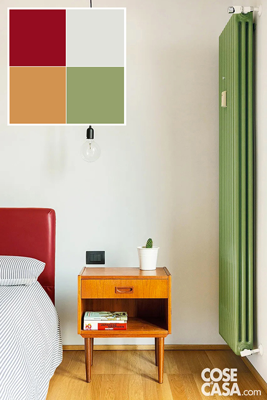 Il rosso bordeaux è stato scelto per la testata del letto matrimoniale in pelle. Nella camera vi sono poi il comodino vintage in legno chiaro con cassetto e vano a giorno e il grande radiatore verticale che presenta un colore verde chiaro, a contrasto con il resto. L'insieme è leggero e colorato e richiama uno stile anni Cinquanta. Foto: Luis Aniceto. Progetto: PlaC Architecture Via Parma 29, Torino – Tel. 011/0373878 – 011/0370919 – http://www.pla-c.eu. Arredi su misura: Alchimia, http://www.alchimiahome.it.