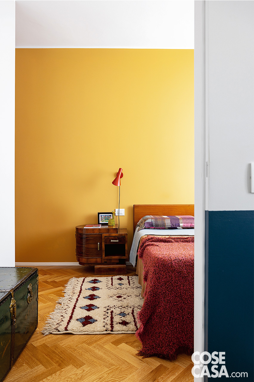 camera da letto parete ocra