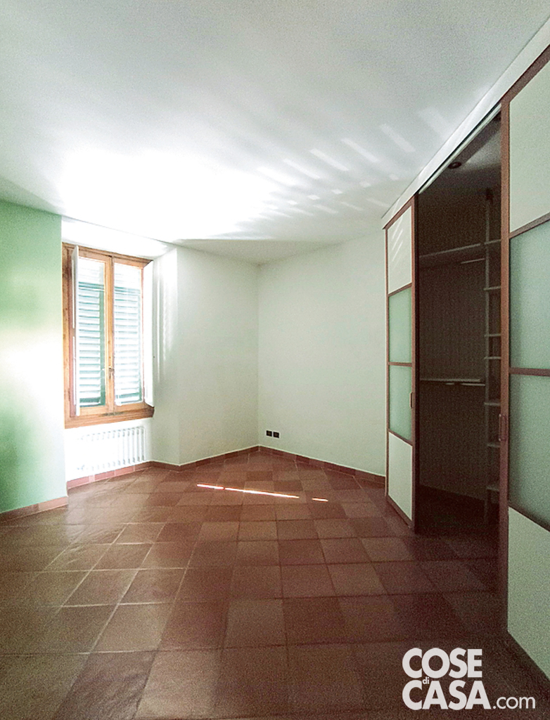 ERA COSI' Nella camera la cabina armadio con porte scorrevoli e boiserie in legno all'interno, ritagliata nell'angolo a destra dell'ingresso, occupava molto spazio e condizionava troppo la disposizione degli arredi nella stanza. È stata quindi eliminata per ricavarne invece una in linea, nel volume che occupa la fascia dietro il letto.