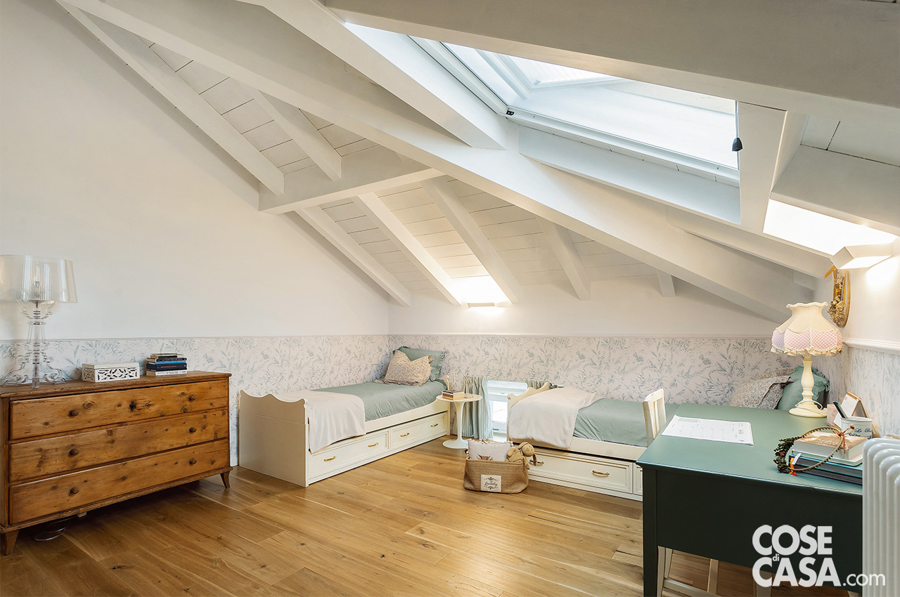 cameretta con due letti nel sottotetto