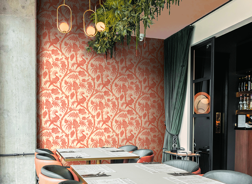 Sempre di Jannelli&Volpi, la tappezzeria fa parte della Collezione Scalamandré ed è inserita come sfondo in un'area pranzo.
Il prodotto si caratterizza per i motivi esotici e batik, che raffigurano foglie, frutta e pavoni su un motivo a vite Balinese Peacock. Sempre di Jannelli&Volpi, la tappezzeria fa parte della Collezione Scalamandré ed è inserita come sfondo in un'area pranzo.
Il prodotto si caratterizza per i motivi esotici e batik, che raffigurano foglie, frutta e pavoni su un motivo a vite Balinese Peacock.