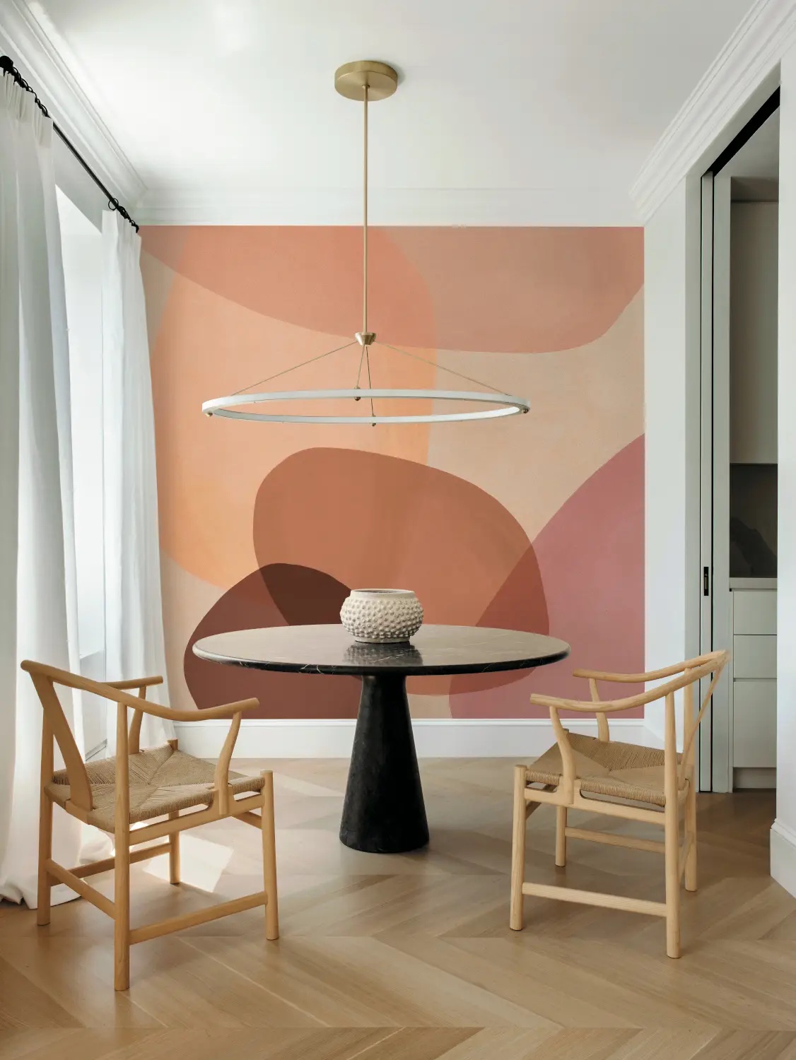 Fa parte della collezione JV 202 Murals Decor di Jannelli&Volpi: si tratta di un pannello decorativo per pareti con un disegno grafico che accosta diverse sfumature di color pesca, più vivaci e più tenui, e che viene collocato in una piccola zona pranzo molto luminosa, in abbinamento a legno e bianco. Fa parte della collezione JV 202 Murals Decor di Jannelli&Volpi: si tratta di un pannello decorativo per pareti con un disegno grafico che accosta diverse sfumature di color pesca, più vivaci e più tenui, e che viene collocato in una piccola zona pranzo molto luminosa, in abbinamento a legno e bianco.