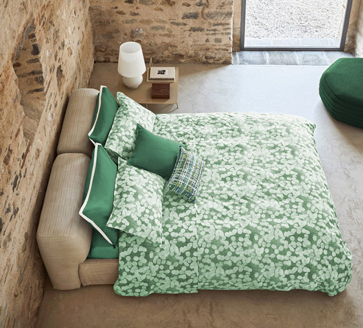 Il completo lenzuola matrimoniale Lunaria di Fazzini, in percalle di puro cotone stampato, è decorato da medaglioni opalescenti bianco opaco che spiccano sul fondo verde dando vita ad un effetto “spray”. È composto da un lenzuolo/copriletto, da due federe e da un lenzuolo sotto tinta unita. Prezzo 165 euro. https://www.fazzinihome.com Il completo lenzuola matrimoniale Lunaria di Fazzini, in percalle di puro cotone stampato, è decorato da medaglioni opalescenti bianco opaco che spiccano sul fondo verde dando vita ad un effetto “spray”. È composto da un lenzuolo/copriletto, da due federe e da un lenzuolo sotto tinta unita. Prezzo 165 euro. https://www.fazzinihome.com