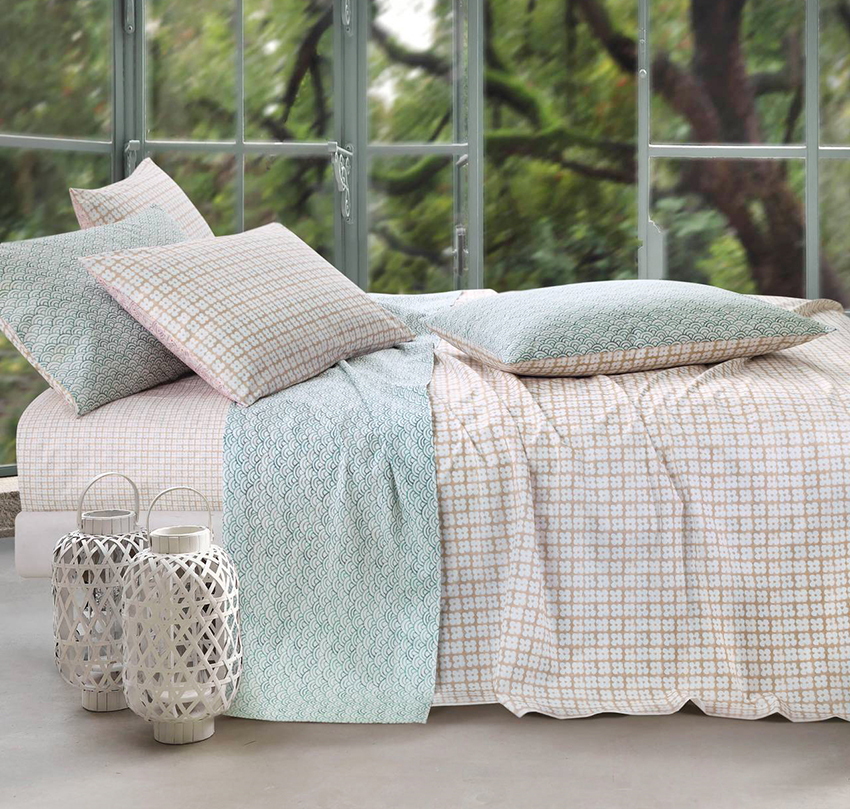 Fa parte della collezione Gira&Rigira di Gabel il completo matrimoniale lenzuolo-copriletto Ali con doppia balza che è stampato su tela di puro cotone nelle delicate sfumature pastello. È composto da quattro federe double-face, un sottolenzuolo a scacchi e un lenzuolo/copriletto con doppia balza e doppia stampa, floreale e geometrica. Prezzo 105 euro. https://www.gabel1957.com Fa parte della collezione Gira&Rigira di Gabel il completo matrimoniale lenzuolo-copriletto Ali con doppia balza che è stampato su tela di puro cotone nelle delicate sfumature pastello. È composto da quattro federe double-face, un sottolenzuolo a scacchi e un lenzuolo/copriletto con doppia balza e doppia stampa, floreale e geometrica. Prezzo 105 euro. https://www.gabel1957.com