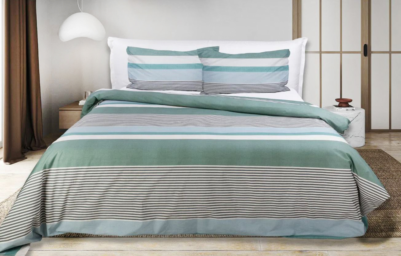 Morbido e traspirante il completo letto matrimoniale Ortigia di Conforama che è completamente realizzato in puro cotone ed è composto da un lenzuolo sopra, uno con angoli e due federe. È decorato da un motivo a righe bianche e verde in diverse tonalità. Prezzo 59,99 euro. https://www.conforama.it Morbido e traspirante il completo letto matrimoniale Ortigia di Conforama che è completamente realizzato in puro cotone ed è composto da un lenzuolo sopra, uno con angoli e due federe. È decorato da un motivo a righe bianche e verde in diverse tonalità. Prezzo 59,99 euro. https://www.conforama.it