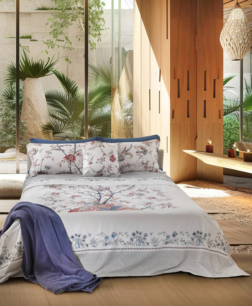 Fa parte della Collezione Mirabello Living il completo letto matrimoniale Tree of life in percalle 100% cotone con una stampa ispirata all'Oriente nei toni del rosso e del blu su fondo bianco candido. Il lenzuolo garantisce l'effetto copriletto grazie alla reversina tagliata e rigirata in modo tale che non si veda mai il rovescio della stampa. Prezzo a partire da 179 euro. https://www.mirabellocarrara.it Fa parte della Collezione Mirabello Living il completo letto matrimoniale Tree of life in percalle 100% cotone con una stampa ispirata all'Oriente nei toni del rosso e del blu su fondo bianco candido. Il lenzuolo garantisce l'effetto copriletto grazie alla reversina tagliata e rigirata in modo tale che non si veda mai il rovescio della stampa. Prezzo a partire da 179 euro. https://www.mirabellocarrara.it