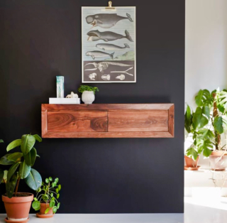 La consolle sospesa Villa di Tikamoon è completamente realizzata in pregiato legno massello di palissandro con la superficie caratterizzata da venature a contrasto. Appesa a una parete colorata dà vita a una postazione decorativa e funzionale all'ingresso grazie alla presenza di due cassetti. Misura L 118 x P 25 x H 30 cm. Prezzo 329 euro. https://www.tikamoon.it La consolle sospesa Villa di Tikamoon è completamente realizzata in pregiato legno massello di palissandro con la superficie caratterizzata da venature a contrasto. Appesa a una parete colorata dà vita a una postazione decorativa e funzionale all'ingresso grazie alla presenza di due cassetti. Misura L 118 x P 25 x H 30 cm. Prezzo 329 euro. https://www.tikamoon.it