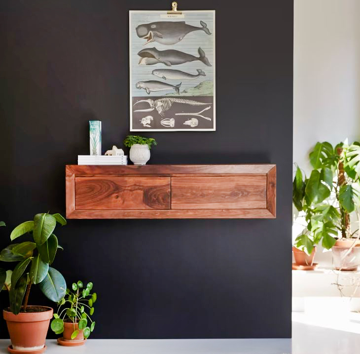 La consolle sospesa Villa di Tikamoon è completamente realizzata in pregiato legno massello di palissandro con la  superficie caratterizzata da venature a contrasto. Appesa a una parete colorata dà vita a una postazione decorativa e funzionale all'ingresso grazie alla presenza di due cassetti. Misura L 118 x P 25 x H 30 cm. Prezzo  329 euro.  https://www.tikamoon.it