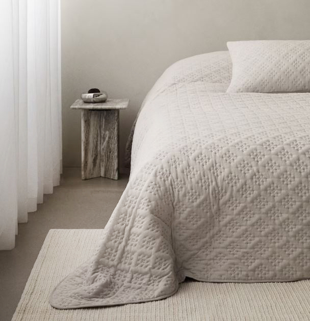 Una ricercata sfumatura mastice per il copriletto trapuntato talpa polvere chiaro (art.1230499001) di H&M Home in poliestere riciclato ricavato da bottiglie di PET. La leggera imbottitura lo rende morbido e accogliente. Misura L 260 x P 260 cm. Prezzo 54,99 euro. https://www2.hm.com Una ricercata sfumatura mastice per il copriletto trapuntato talpa polvere chiaro (art.1230499001) di H&M Home in poliestere riciclato ricavato da bottiglie di PET. La leggera imbottitura lo rende morbido e accogliente. Misura L 260 x P 260 cm. Prezzo 54,99 euro. https://www2.hm.com